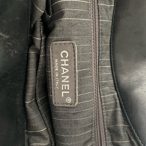 Authentic CHANEL Shoulder Bag with Silver Hardware in Excellent Condition! - Picture 4 of 11